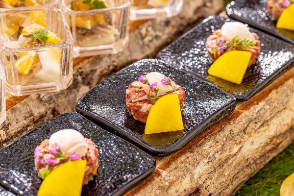 コンラッド東京、平日限定「シェフズ・トリート・ランチビュッフェ～九州・食の魅力～」を3月1日（水）から5月31日（水）まで開催