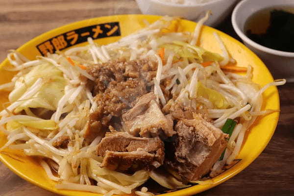 メガ盛りラーメンで大人気の「野郎ラーメン」。毎日18時間炊いている豚骨スープを絡ませながら炒めた「塩とんこつ野菜炒め」を3日間限定で300円で提供します！この野菜炒めは箸が止まらない！