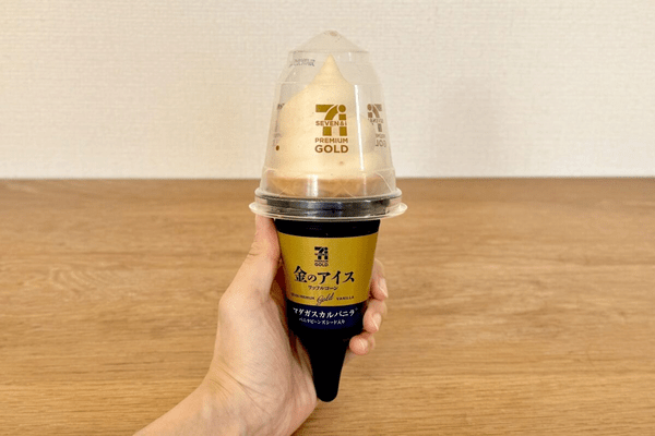 金のアイスワッフルコーン