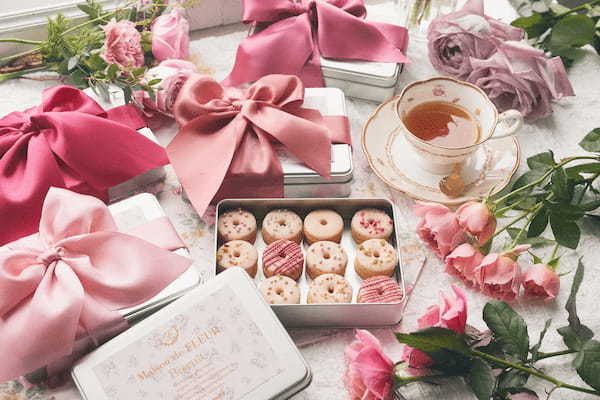 Maison de FLEURとkoe donutsが初のコラボレーション・アンティークローズをイメージした限定クッキー缶を発売!