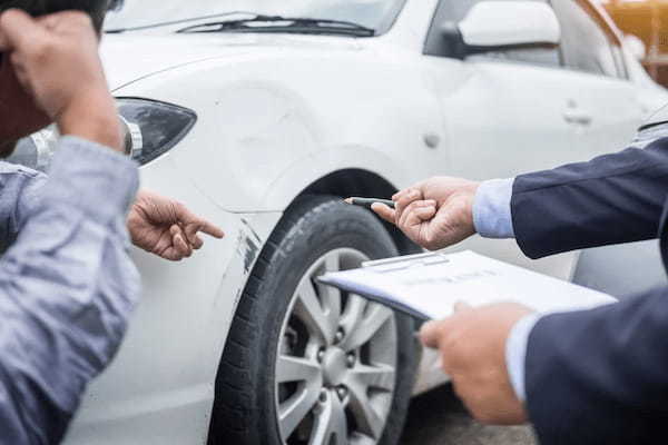 違反してるんだから文句は言えない？駐車違反車両にぶつけてしまったら「お咎めなし」で済むのか