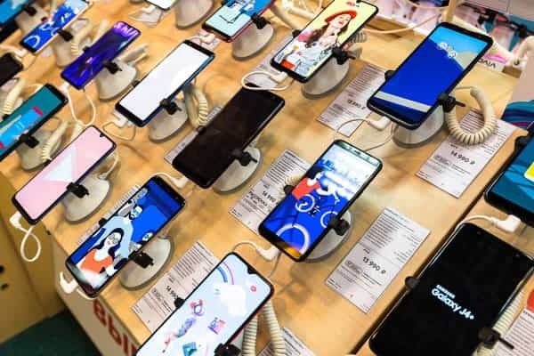 4万人が選ぶ「通信キャリアのプラン変更・乗り換え検討先」、2位「ドコモ」を抑えた圧倒的1位は?