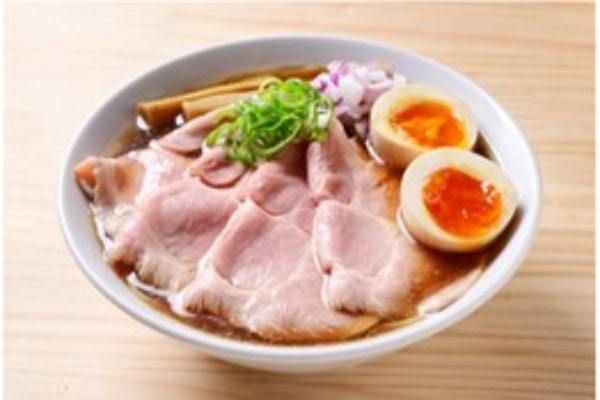 「ご飯がススムラーメン屋!!」生姜薫る中華そばと大粒の厳選米【つや姫】を使用した銀しゃり、卓上に置かれた生玉子と高級ブランド海苔が全て使い放題「中華そば 雷杏 -RYAN-」(プロデュース店)