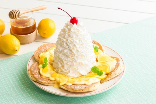 【Eggs ’n Things】暑い夏をたっぷり楽しむメニューが登場！「はちみつレモンパンケーキ」「ハバネロBBQバーガー」8月1日（火）～8月31日（木）まで販売