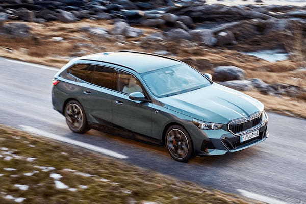 BMW 新型5シリーズに「ツーリング」を追加。EVの「i5ツーリング」も初投入【公式動画】