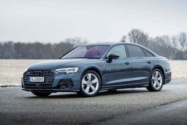アウディのフラッグシップセダン「A8」に第2世代PHEVモデルを追加発売