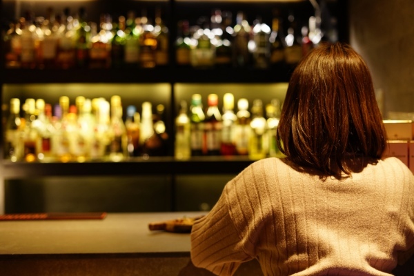 バーで「あちらのお客様からです」ってお酒を渡せば恋は生まれるのか
