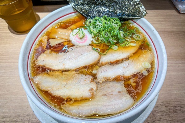 「大量のニワトリ」がぶら下がる奇怪なラーメン店、来店客が次々手を伸ばし…