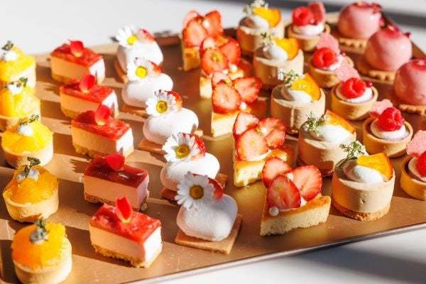 お花見気分でスイーツを満喫！春を彩るサクラと贅沢いちごのスペシャルなパフェ＆タルトが期間限定で登場！