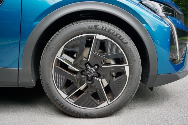 【試乗記】クルマの新しい価値をカタチでも表現している新型プジョー408 GT HYBRID