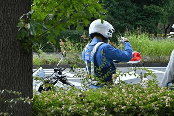 “一時停止の停止線を超えるドライバー”にヒヤリ！線超えても停まれば違反じゃない？