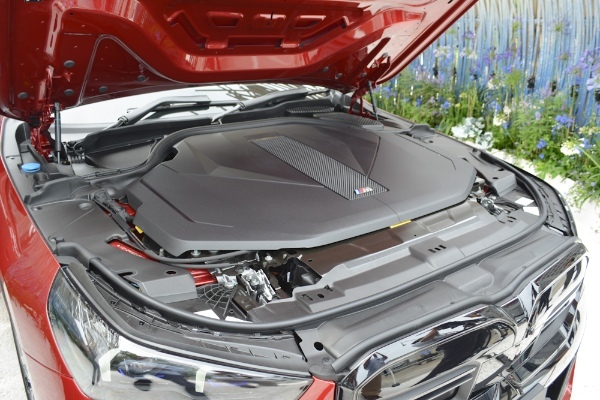 BMWの期間限定ポップアップ・エキシビションで、8世代目に進化を遂げた新型5シリーズを発表