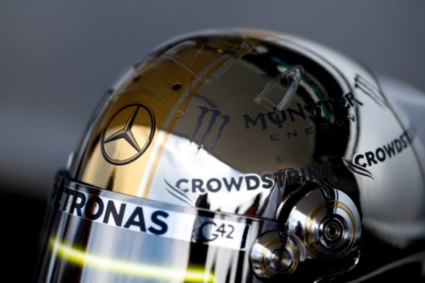 ルイス・ハミルトンの2023F1日本GP用ヘルメット・デザインを手がけた空山基さんインタビュー