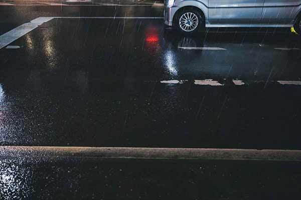 視界が悪くなるだけではなくクルマの挙動も変化する! ゲリラ豪雨などの悪天候時の運転で気を付けなければならないこととは?