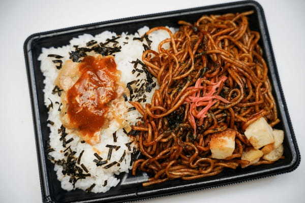 ファミマで発見した弁当、あまりにも“攻めの姿勢”すぎる…　米が余ったら麺でかきこむべし