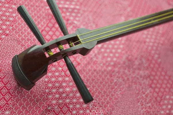 「三味線」と「三線」の違いは何？似てると思ったら、どちらも起源は同じ中国の楽器「三弦」だった！！