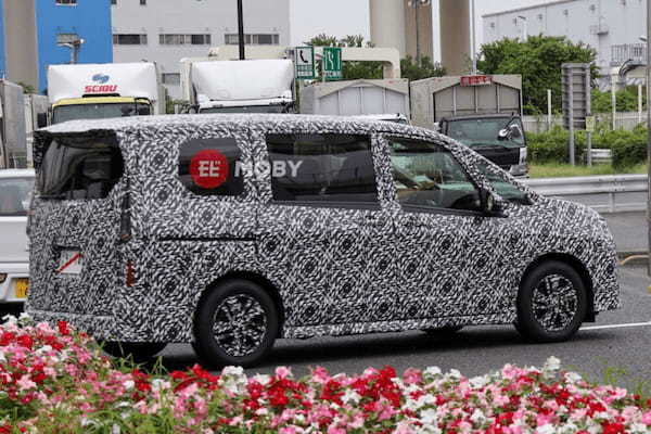 【画像多数】日産 新型セレナの開発車両が鮮明スクープ！現行と並ぶ姿も