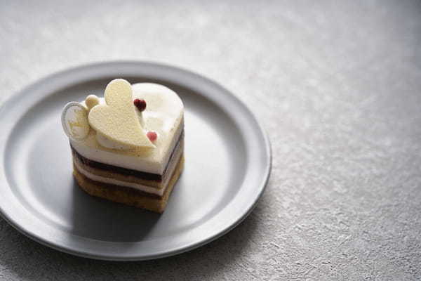ピスタチオやフランボワーズが香るMont St. Clairの最旬スイーツ。素材と素材が織りなす美しいケーキが並びます。
