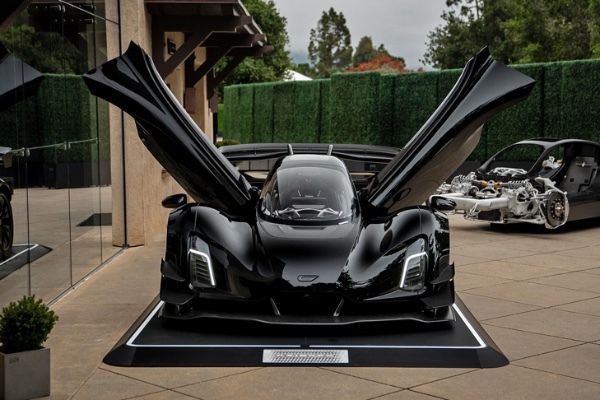モントレー・カー・ウィーク2023にてアルカンターラ®とジンガーのコラボレーションによる「21Cブラックバードエディション」初公開