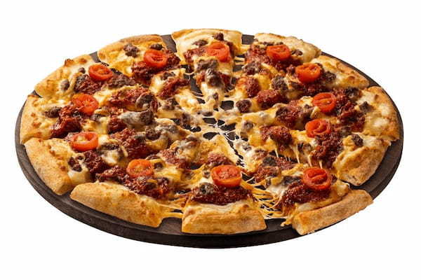 ドミノ・ピザ、バーガーの常識を変える究極のフュージョン！　食べてみよ！一見ピザ。食べるとバーガー。「うまい」と「うまい」の新感覚『バーガーピザ・クワトロ』 1月16日発売！