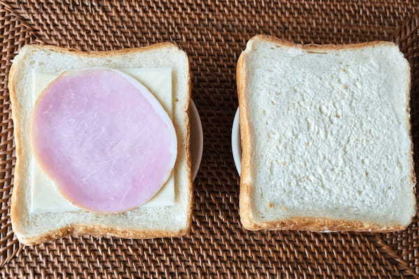 フライパンで作る「チーズたっぷりホットサンド」が激ウマ これはズルい…