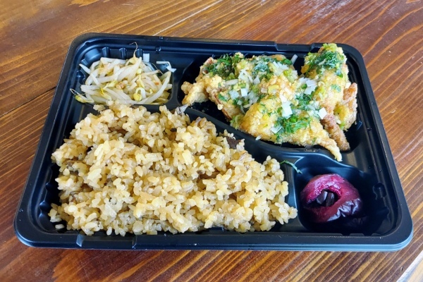 【菊池市】ウシドリのお弁当はからあげ、チキン南蛮、それにあか牛まで入ったまさに牛鶏三昧！
