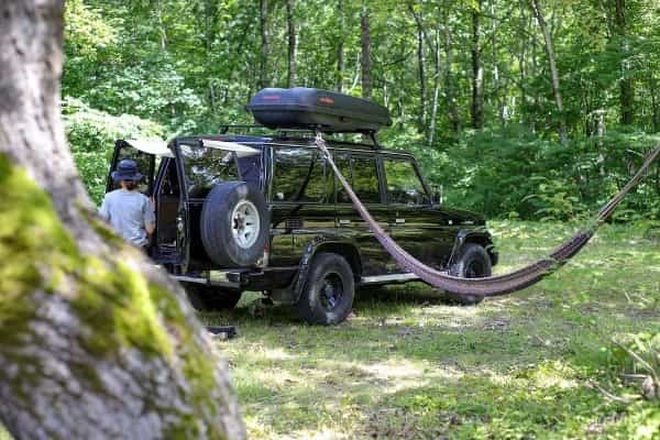 トヨタ・ランドクルーザー78プラドでの車中泊がアツい！バンライフの楽しみ方やおすすめの車中泊グッズもご紹介！