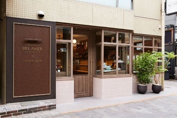 暑い日に食べたい夏限定ショコラやひんやりスイーツがショコラ専門店「ベルアメール」より登場。母の日をイメージした華やかなショコラやケーキも期間限定でお届けします。