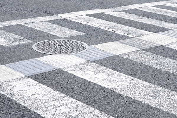 「目が見えない人が安全に横断歩道を渡るために」あなたが知らない“エスコートゾーン”、ドライバーがすべきサポートとは