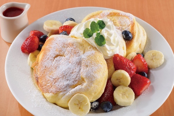 アメリカの老舗パンケーキカフェ 「オリジナルパンケーキハウス」～う・ら・ら春いちご フェアを開催～