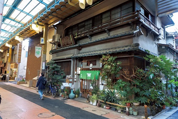 江戸の老舗「砂場総本家」で昼呑み 蕎麦に精通する先輩に学ぶ 粋な“蕎麦屋呑み”の流儀