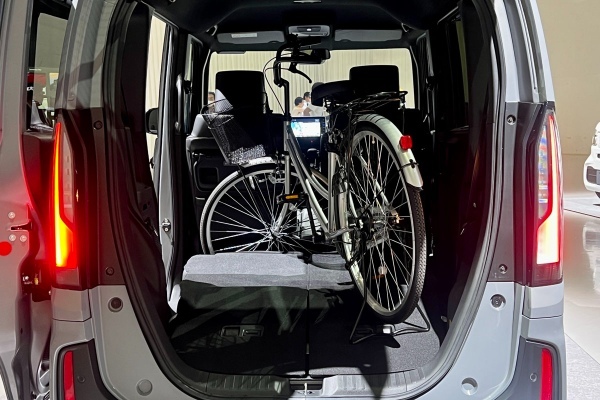 ホンダ　新型N-BOXデザイン公開　3代目は個人も家族もハッピーに