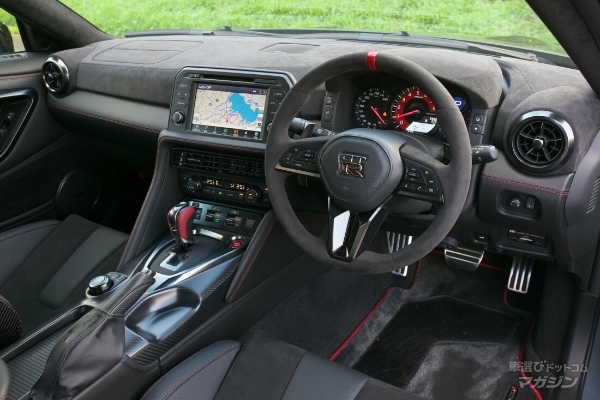 レーシングカーからのフィードバック多め。GT-R NISMOのインテリア