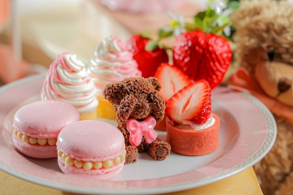 【大阪】アイコニックな‟くまさん”モチーフと‟いちご”の風味豊かなスイーツを堪能!可愛い‟くまさん”のハーフケーキのオプションもご用意『クラシカルレディーのスプリングアフタヌーンティー』販売