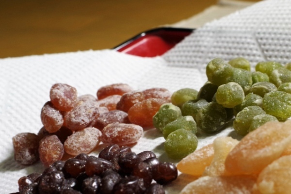 祝いの席で出される「赤飯」。なぜお祝いの料理なの?小豆ではなく甘納豆を使う地域もあるって本当?