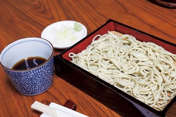 江戸の老舗「砂場総本家」で昼呑み 蕎麦に精通する先輩に学ぶ 粋な“蕎麦屋呑み”の流儀