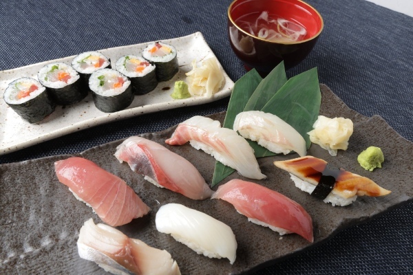 福島県産の魚介グルメが堪能できる「発見!ふくしまお魚まつり」(代々木公園)に、『寿司居酒屋まるがまる』がキッチンカーで出店決定!