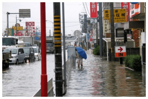 ゲリラ豪雨に台風…夏の災害に備えて!運転中に道路が冠水「普通にドア開けて脱出できる」思い込みで命の危機!?