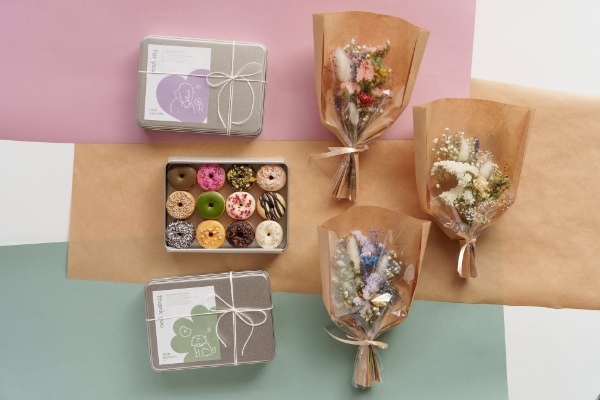 【koe donuts】エシカルなスイーツと花束に感謝の気持ちを込めて・koe donuts クッキー缶から『母の日』限定ギフトセットが登場!