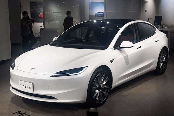 話題のテスラ 「新型モデル3」見てきたぞ! イケメンすぎるルックスにウインカーレバーがない?
