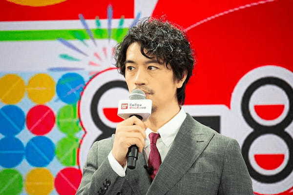 「ガシャポン先生」斎藤工、史上最大90mmカプセルに驚き「可能性を感じます」