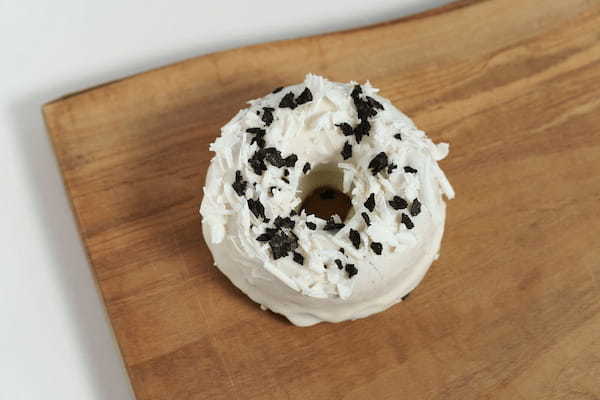 【koe donuts】牛乳石鹸「カウブランド赤箱」と初のコラボレーション！ふわふわの泡をイメージした焦がしバタードーナツが登場
