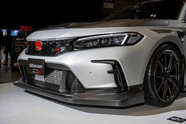 無限が「東京オートサロン2024」において、専用ハイグレードパーツを装着した2台のシビックTYPE Rを公開