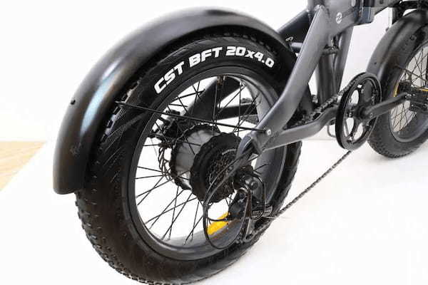 未舗装道路も楽々進む！折りたたみ式電動ファットバイク「HIMO ZB20」