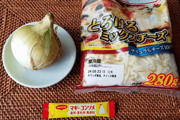 火を使わず作れるでんぼ氏の「玉ねぎチーズ焼き」　トロトロの新玉ねぎを丸ごと堪能