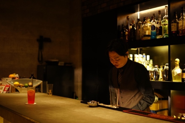 バーで「あちらのお客様からです」ってお酒を渡せば恋は生まれるのか