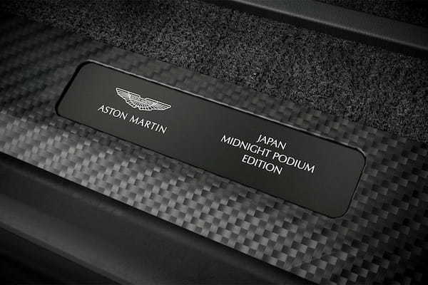 アストンマーティンの110周年を記念したDBX707 Midnight Podium Edition