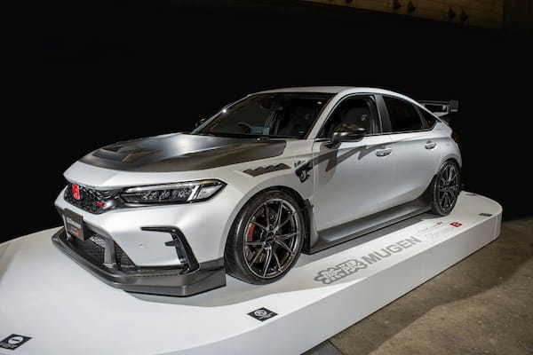 無限が「東京オートサロン2024」において、専用ハイグレードパーツを装着した2台のシビックTYPE Rを公開
