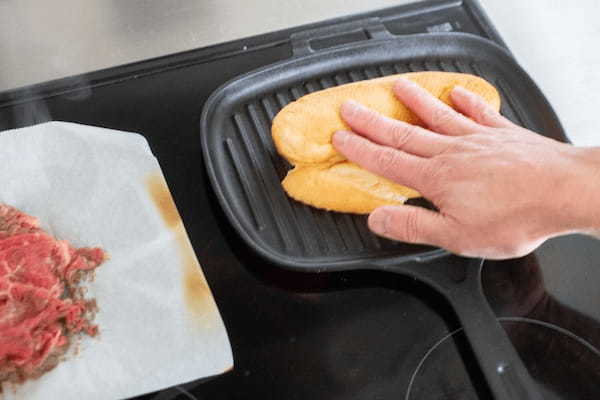 牛肉のレア感がたまらない！ 味噌カツのようなホットのサンド！