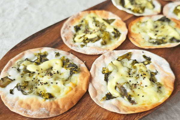 餃子の皮に“高菜”を乗せて… あっという間に作れる「激うまピザ」が最強
